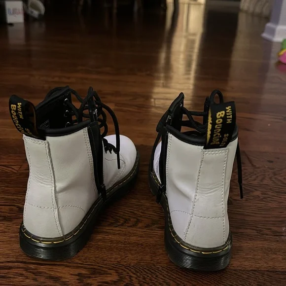 Junior Dr. Martens White Patent Boot - Picture 3 of 4